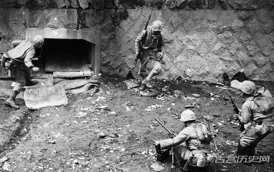 1950年9月，汉城。得知隧道被朝鲜军队占领后，美国兵投进去一颗手榴弹。机枪手和步枪手瞄准了洞穴入口。