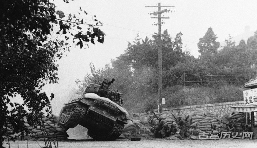 1950年10月7日，在韩国汉城附近，美军坦克碾过敌军的路障。此时第7步兵师正要追击、彻底摧毁敌方的狙击火力。