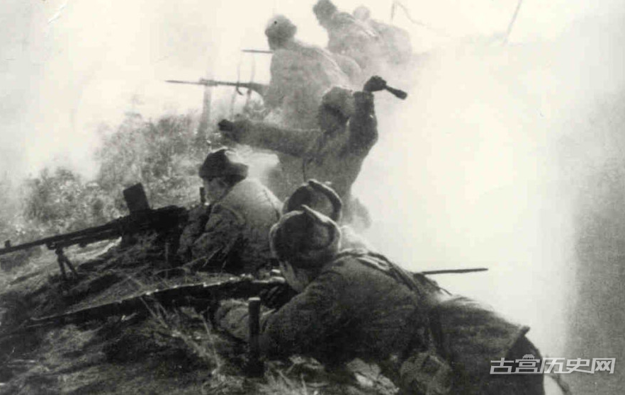 1951年1月25日～4月21日第四次战役，在机枪的掩护下,志愿军战士向横城之敌发起冲击。