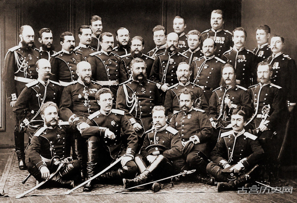 第十次俄土战争(1877年–1878年)：1877年俄国向土耳其宣战，从巴尔干半岛及高加索两地发动进攻。图为参加俄土战争的芬兰禁卫军各级军官，1878年。
