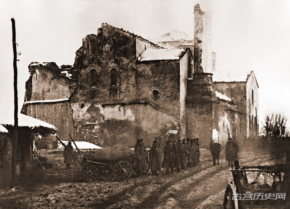 图为索菲亚教堂废墟及俄军入城部队。
