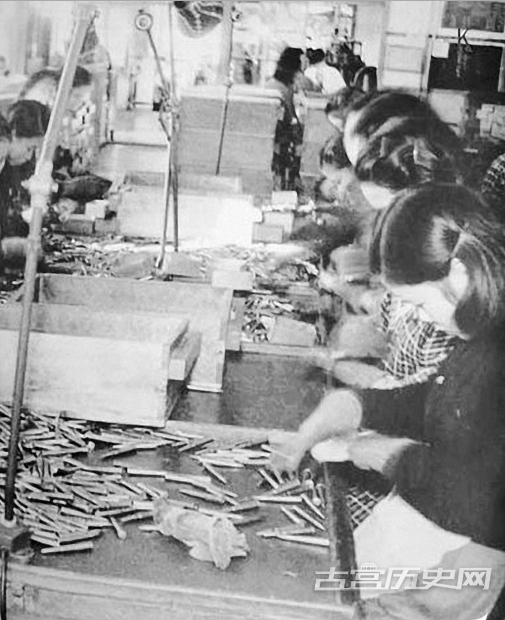 正在制造子弹的日本女工。