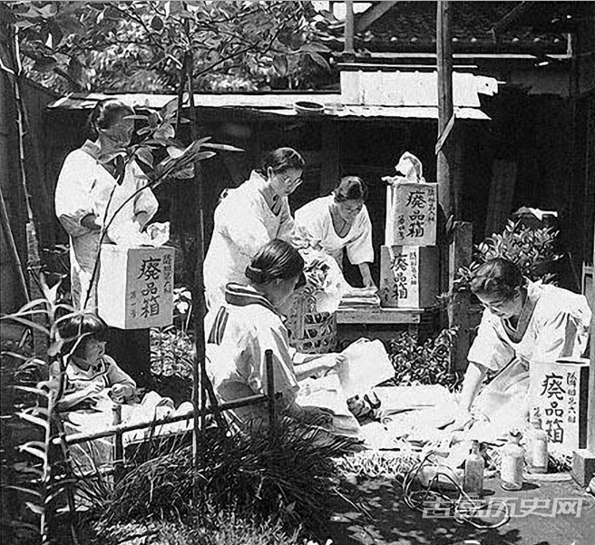 回收废品资源支持战争的日本妇女。