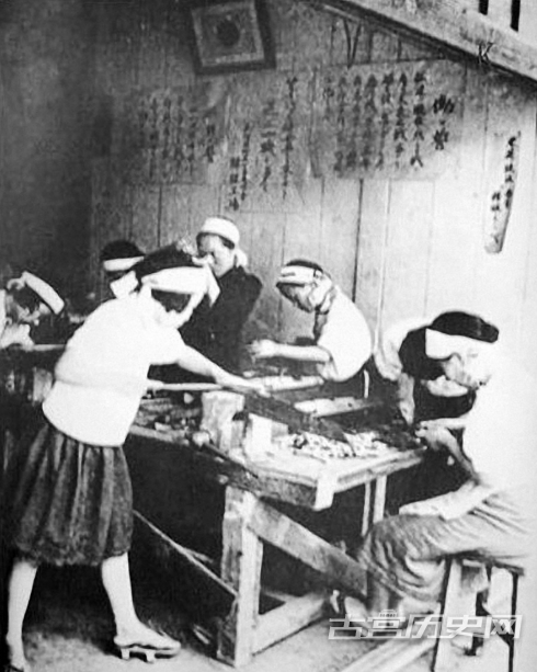 在这段黑暗的日子里，日本人民遭受的痛苦甚至要超过其他发动战争的民族。他们像机器人一样做着乏味的工作，忍受着折磨。然而，他们所做的一切不论从主观上还是从客观上都是为了让这场侵略战争继续下去。图为制造战争物资的日本妇女。