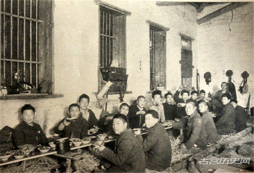 在宿舍中吃饭的日军特工，日军偶然到这里的人员形容：“乍看起来，仿佛如同战俘营一般。”