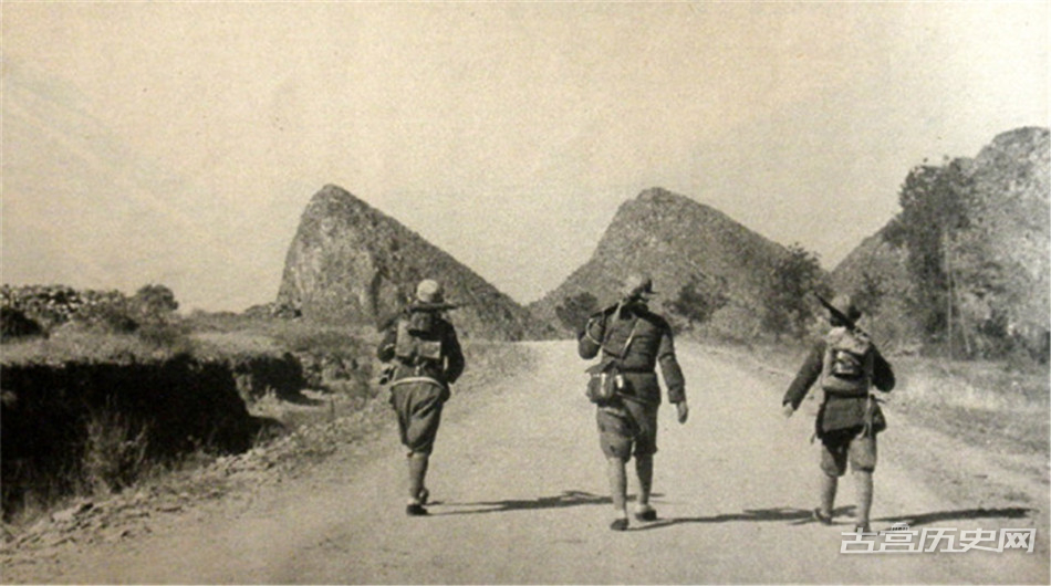 长沙会战之后，这伙日军特工被派出，从湘西出发偷袭桂林空军基地，注意看，这三名日军特工连肩枪的姿势，都是模仿中国兵的。