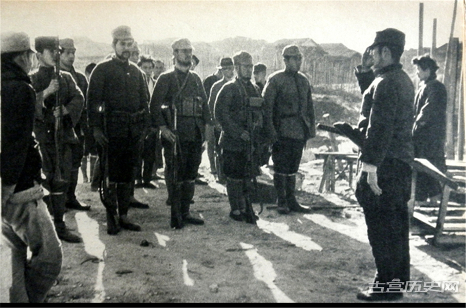 日军特工队的出发仪式，从情况看，正是“只有在整队离营时，他们才会敬上一个标准的日式军礼，然后就完全像中国军队或者难民一样活动了。”