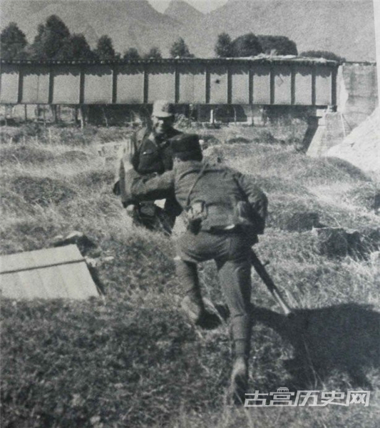 日军中队长主动上前和前来迎接“友军”的中国兵打招呼，日本特工纪录，双方后来还握手道别。