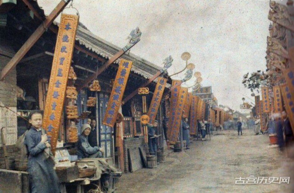 这是一组拍摄于1912年前后的，描写中国百姓民生的上色老照片。