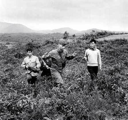 美国空军上士Hayden Lockhart在广平省跳伞后被越南民兵俘虏。(1965.3.2)