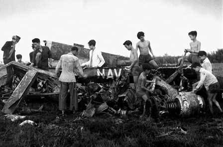 越南人查看在Ca Mau Penisual击落的美国海军战机(1970.5.22)