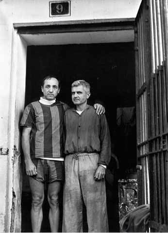 两个美军战俘在“河内希尔顿”牢门口的POSE