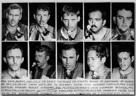 越南新闻局发布的“圣诞节轰炸”行动中被俘的美军飞行员。(1973)