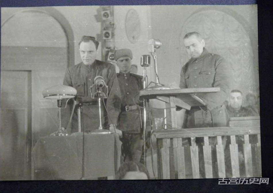 1946年2月2日在基辅广场，苏联对德国战犯进行了公开绞刑。图为审判现场。
