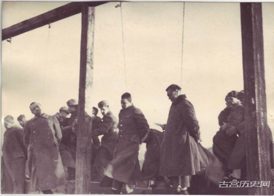 搭建高台的卡车缓缓驶离，德国战犯被绞死。
