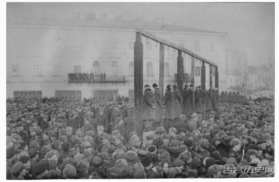 苏联士兵在努力控制围观人群，但人流仍不断向绞刑架涌来。