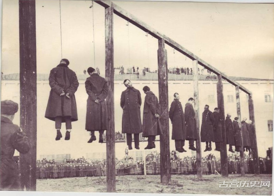 共有十二名德国战犯被处以绞刑。