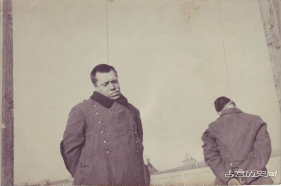 苏联记者拍摄被绞死的德国战犯特写镜头。
