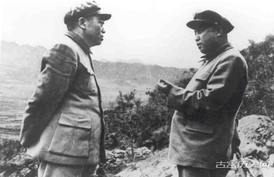 1945年，当金日成被苏联安置在平壤时，这位朝鲜领导人就对挥师南下统一朝鲜念念不忘。他在这个问题上毫不退让，一再恳请苏联领导人斯大林准许他的行动。1949年末，他在一次会议上告诉斯大林，自己要“用刺刀尖碰一碰南方的土地。图为金日成和彭德怀在一起。