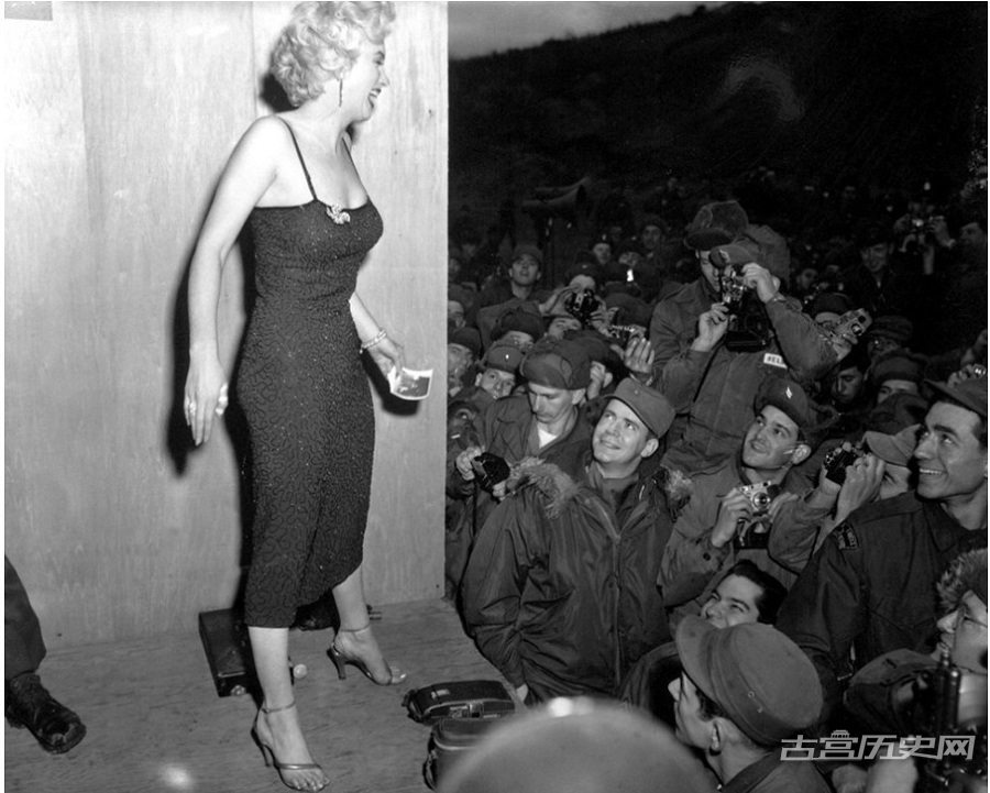 1954年2月16日，刚刚结婚并在日本度蜜月的玛丽莲梦露受邀来到了韩国，进行为期4天的劳军活动，受到10万美军疯狂的欢迎。《太平洋星条旗报》的记者罗伯特·詹宁斯说:“梦露要来的消息就像野火一样燃烧了整个军营，有些美国大兵甚至哭了。”