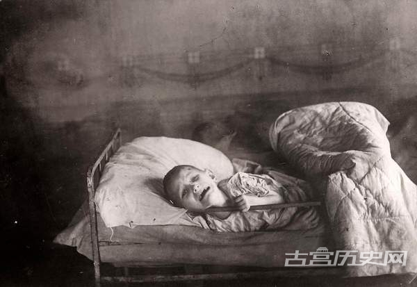 1921年苏联大饥荒及流浪儿童的惨状，为在那些苦难日子里逝去的人们祈祷。