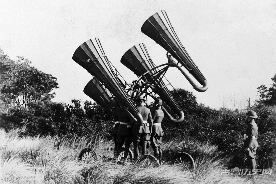 一战期间，美军正在使用对空监听器。这种监听器是通过收集空中飞行器发动机的声音来识别空袭的。这种对空监听设备在二战中被各国广泛应用。