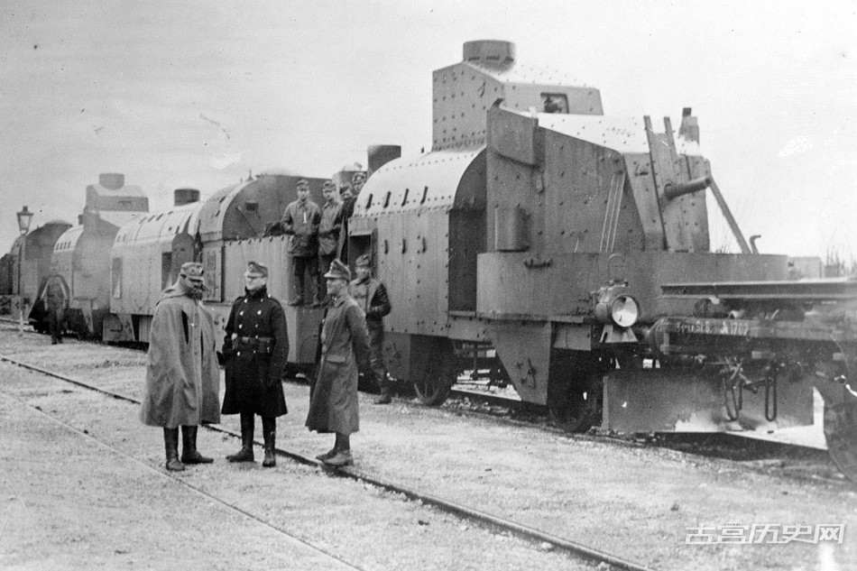 1915年，加利西亚地区(现分属波兰和乌克兰)，一列奥地利军队的装甲列车正在休整。装甲列车的历史可以追溯至美国内战，在一战中被广泛应用。中国军阀内战时期各方也采购了装甲列车投入到作战中。