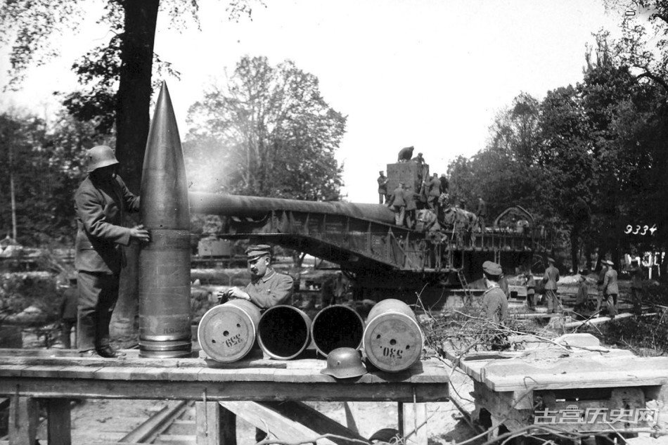 1918年，一名德国士兵正在为一列380mm德军列车炮组装弹药。这列编号为SKL/45的“兰格马克思”的列车炮是由克虏伯设计的，可以射击750公斤的炮弹，射程为34公里。