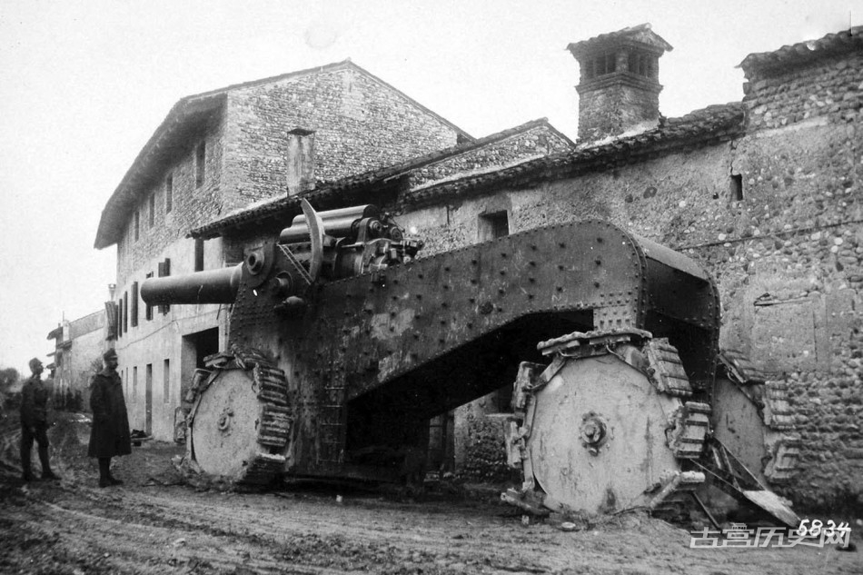 1917年11月，意大利乌迪内附近的村庄内，意大利军队正在部署巨型榴弹炮。一战中交战双方都制造了口径和杀伤力惊人的大炮。