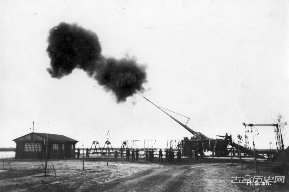 一战中德国制造过最大的列车炮是“巴黎大炮”，它的射程达到了惊人的130公里，这门火炮因曾在德国境内炮击了巴黎数次而得名。“巴黎大炮”在其秘密图纸被公布前是全世界军工业的“未解之谜”。