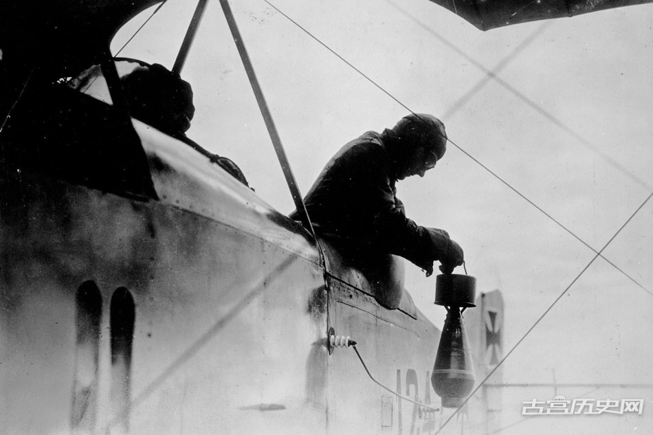 1917年，德国双翼战机上的飞行员正在往下投掷炸弹。