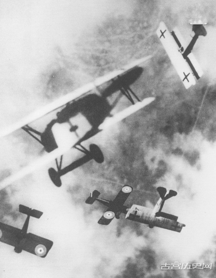 图为1915年一战时期，英国SE-5S战斗机与德国福克D7S战斗机在空中缠斗。