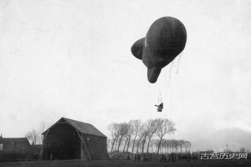 同时德国也使用热气球用于侦察敌方动向。图为一名德军士兵正在操纵AE800型热气球侦察敌方动向。