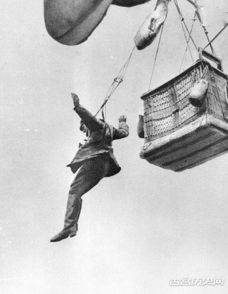 1918年一战期间，一名德国士兵从被敌军飞机摧毁的侦查用热气球里跳伞逃生。