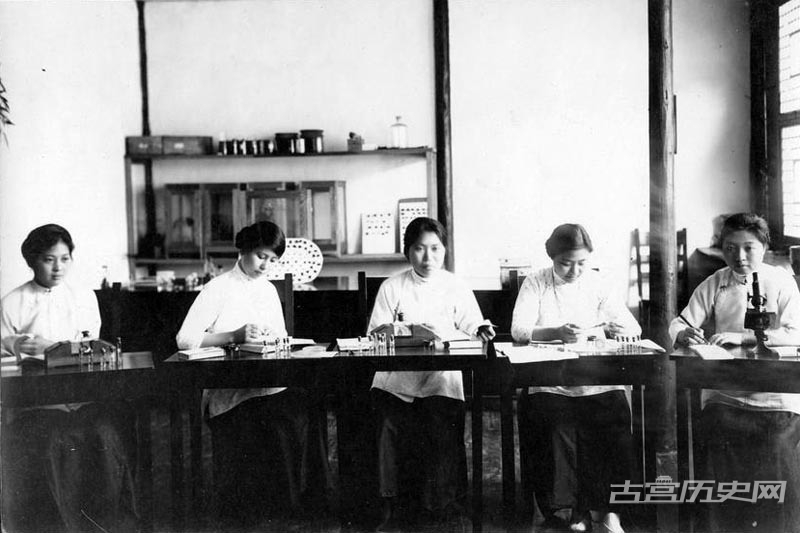 1918年，金陵女子大学的生物实验室内。
