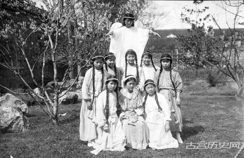 1918年，金陵女子大学学生的演出服。