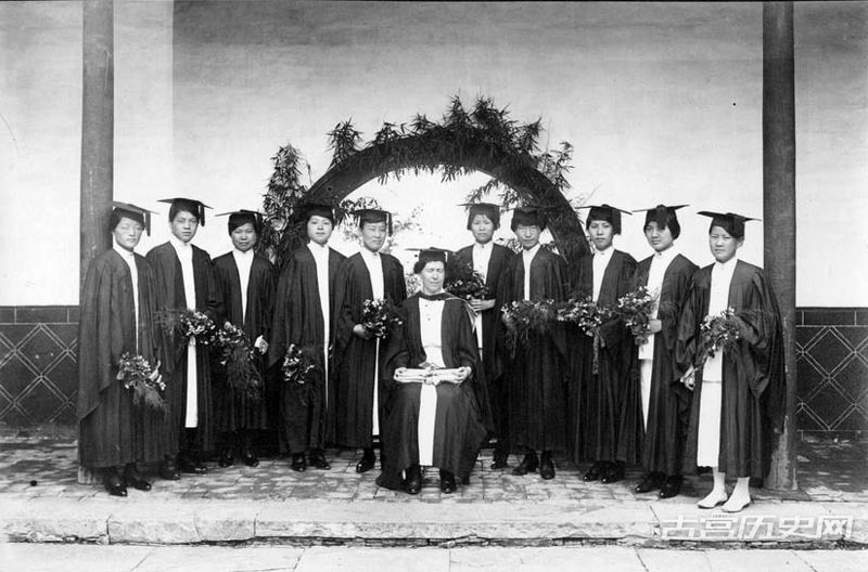 1921年，金陵女子大学的毕业生,中为校长德本康夫人