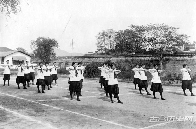 1922年，女大学生的体育课。