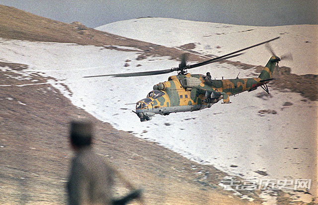 1989年1月，苏联和阿富汗政府军的车队在Salang高速路上遭遇圣战组织的火箭弹袭击，一架“雌鹿”武装直升机从喀布尔出发，沿着高速路低空飞过，向地面部队运送食品和燃料。