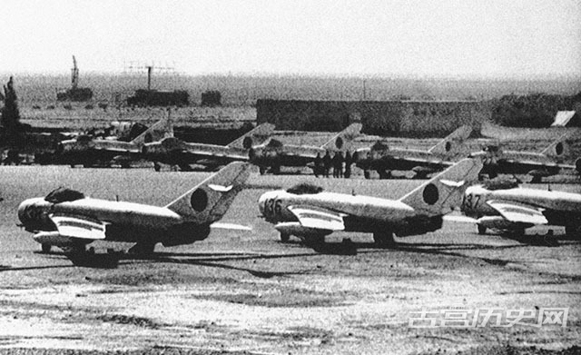 1980年2月5日，大批苏制米格-17战斗机停放在坎大哈机场。