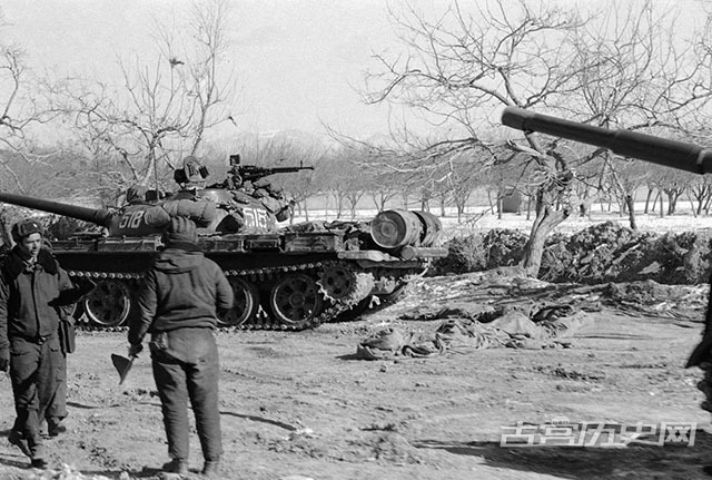 1980年1月7日，一个苏联士兵在阿富汗首都喀布尔指挥交通，此时坦克部队已在这里驻扎完毕。