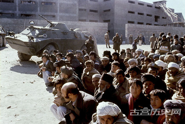 1980年1月14日，苏军进入侵阿富汗不久，喀布尔Pulicharkhi监狱就交由人民民主党接管，大批犯人在监狱外等待转移。