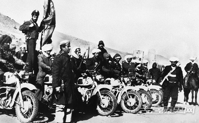 1980年1月14日，由伊朗支持的阿富汗游击队逐步成军，为实现机动作战，这支游击队还配备有摩托车。