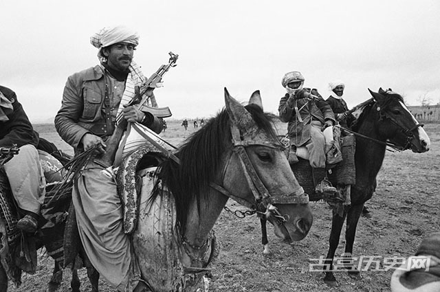 1980年2月15日，赫拉特附近，三名伊斯兰反叛军一人手持AK-47步枪，另两人则使用老式步枪在聊天。尽管已有苏军和阿富汗政府军驻扎此地，但阿富汗与伊朗边境仍掌握在反对派手中。