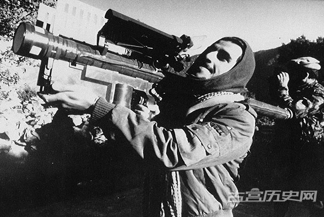 上世纪80年代末期，大批美制肩扛式导弹送到阿富汗游击队手中，成为打击苏联、政府军低空飞行器的杀手锏。后续报道显示，游击队每天至少能打下一架飞机。