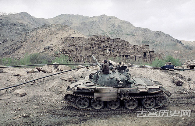 一座位于Salang高速路附近的村庄，为打击藏匿在这里的游击队，苏军用坦克对其进行炮击摧毁。