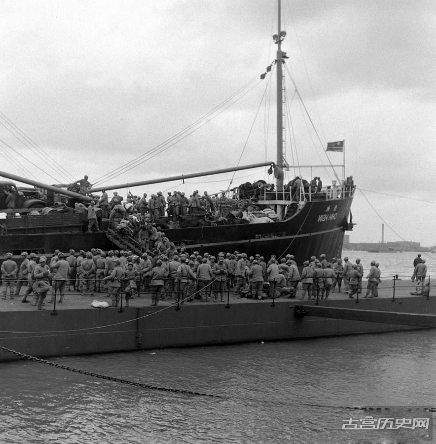 1948年11月，上海。大队国军集结在黄浦江上的轮船上，准备沿东海海运开赴徐州、蚌埠前线与百万解放军军决战。