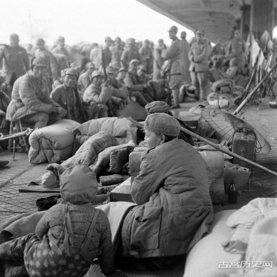 1948年11月，上海。大队国军集结在黄浦江上的轮船上，准备沿东海海运开赴徐州、蚌埠前线与百万解放军军决战。