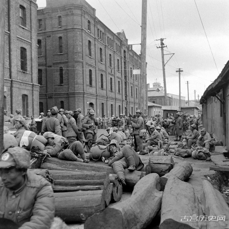 1948年11月，上海。大队国军集结在黄浦江上的轮船上，准备沿东海海运开赴徐州、蚌埠前线与百万解放军军决战。