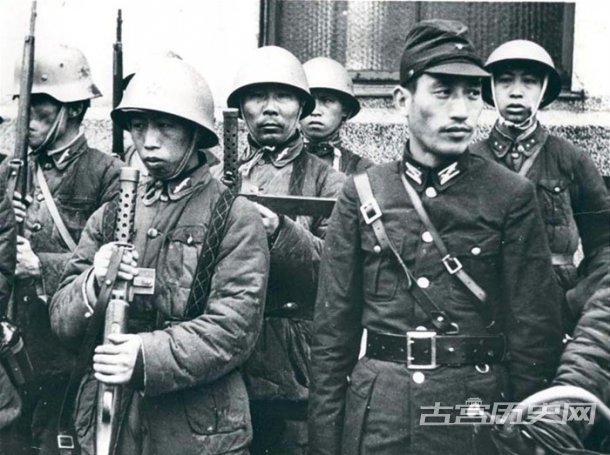 　皇协军与日本军人在一起。
